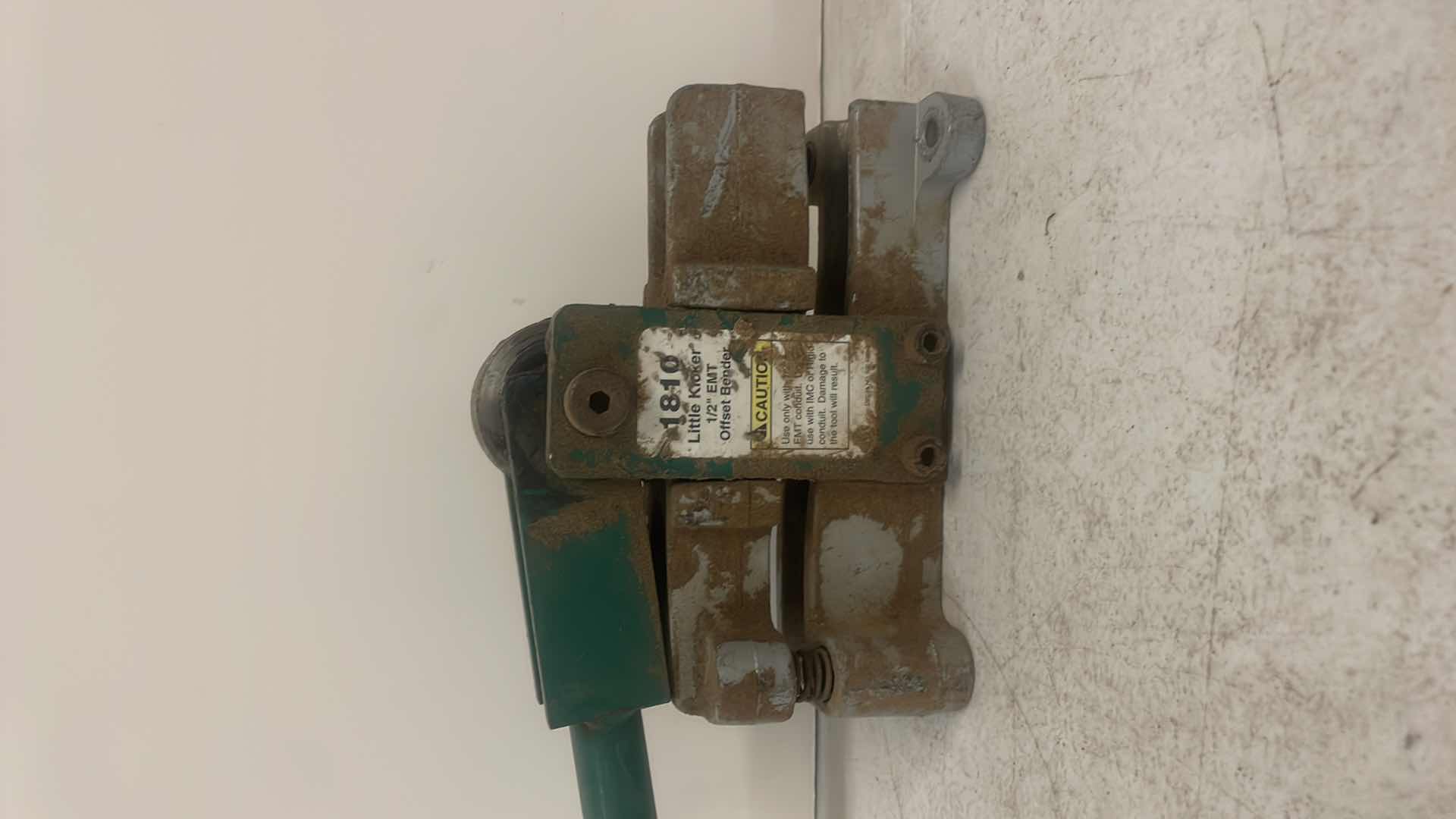 Photo 3 of GREENLEE 1810 LITTLE KICKER OFFSET HAND BENDER FOR 1/2" EMT CONDUIT, SILVER/GREEN