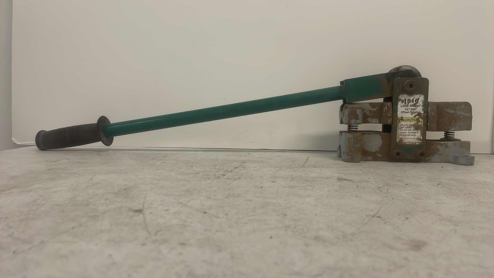 Photo 2 of GREENLEE 1810 LITTLE KICKER OFFSET HAND BENDER FOR 1/2" EMT CONDUIT, SILVER/GREEN