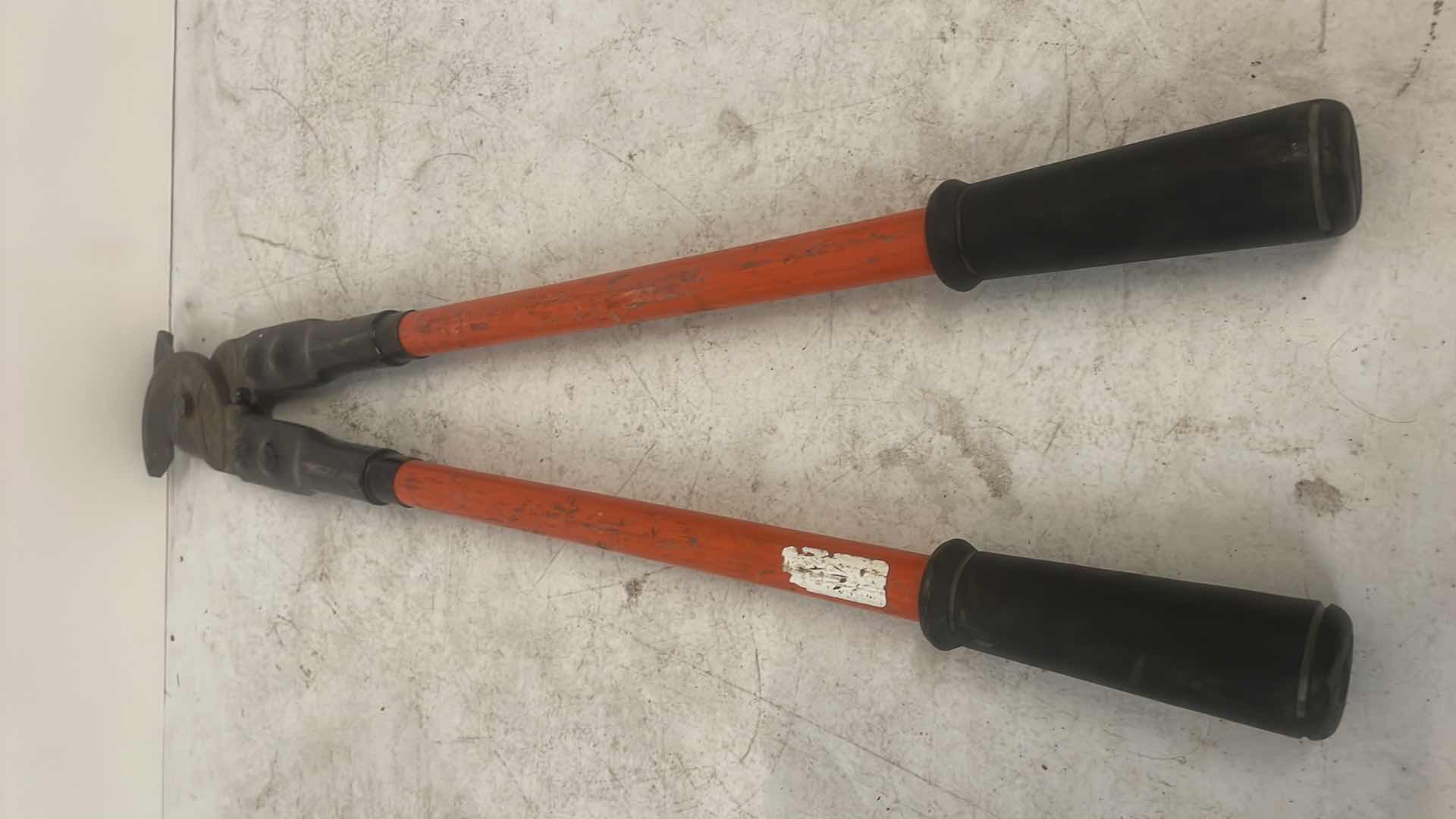 Photo 2 of KLEIN TOOLS 63041 STANDARD CABLE CUTTER, 25-INCH