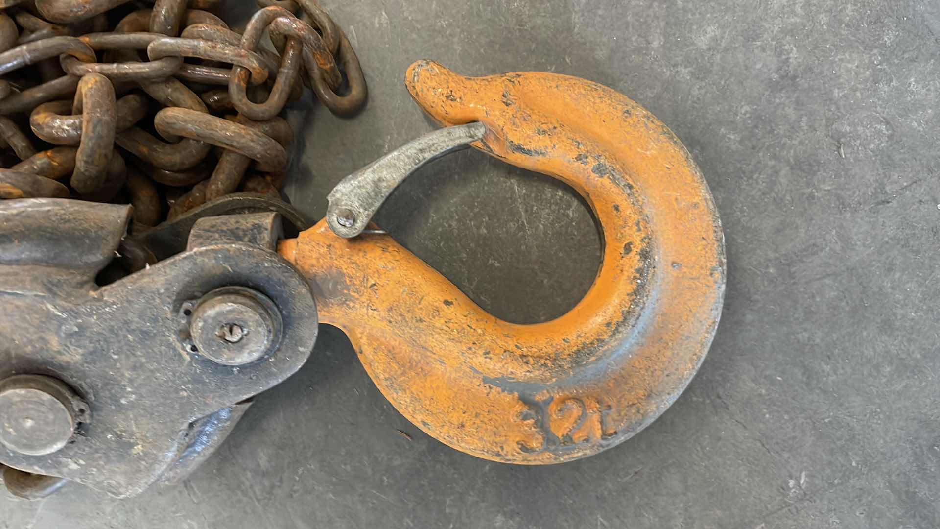 Photo 3 of CENTRAL MACHINERY 3 TON HS TYPE CHAIN BLOCK HOIST