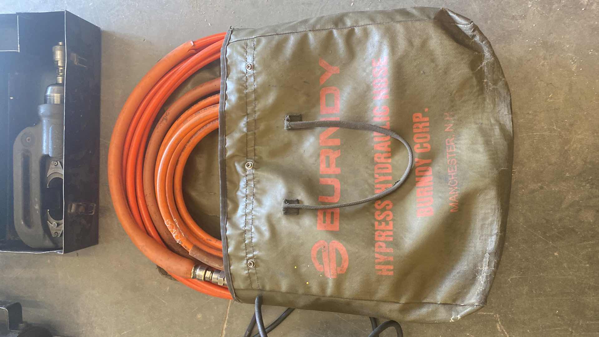 Photo 4 of BURNDY EPP-SERIES ELECTRIC HYDRAULIC PUMP WITH PRESSES AND CUTTING TOOL 10,000 PSI