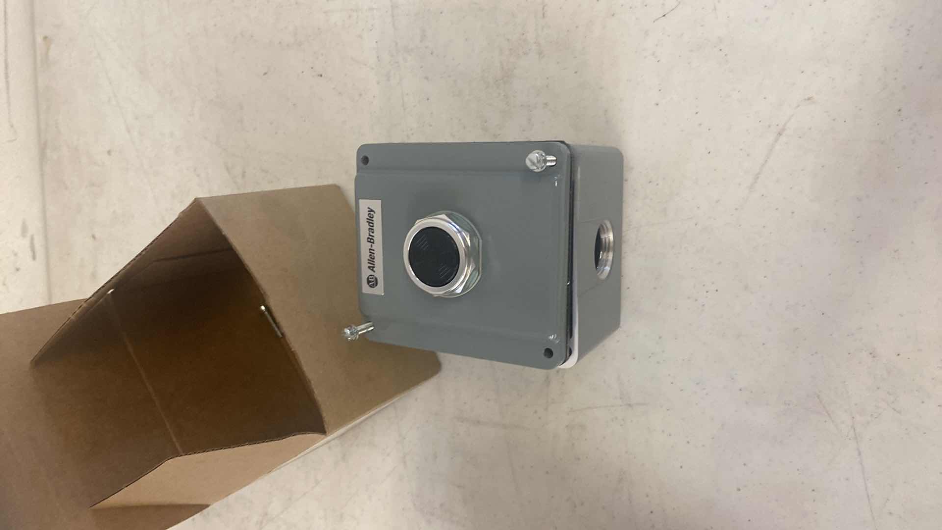 Photo 1 of ALLEN BRADLEY BULLETIN 800T PUSH BUTTON STATION TYPE 4,13