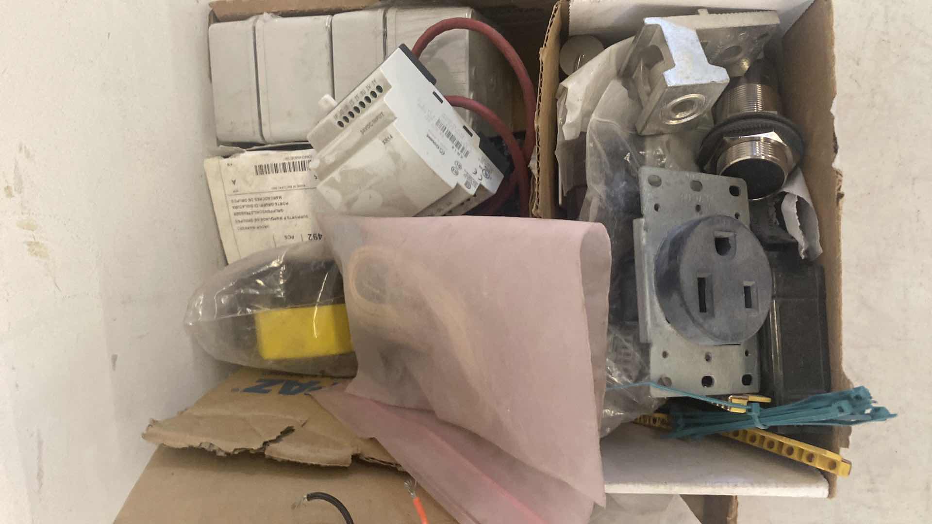 Photo 1 of ALLEN BRADLEY AND ASSORTMENT OF ITEMS