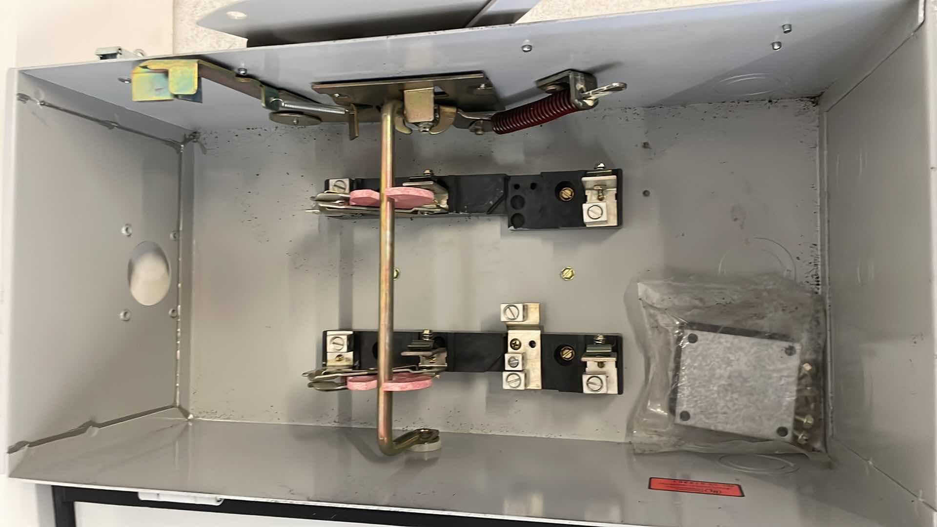 Photo 3 of CHALLENGER RGD223SNC SAFETY SWITCH 3PH 100A 240V 30HP TYPE 3R RAINPROOF