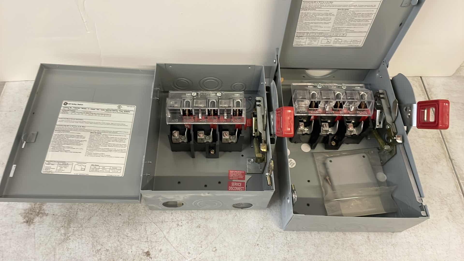 Photo 1 of GE HEAVY DUTY SAFETY SWITCH 30A 600V MAX HP 30