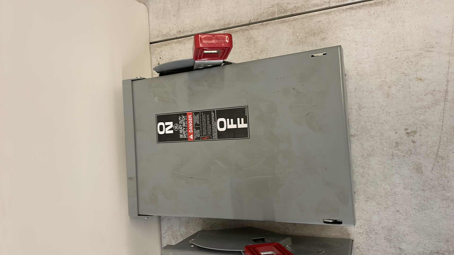 Photo 1 of GE HEAVY DUTY SAFETY SWITCH 30A 600V MAX HP 30