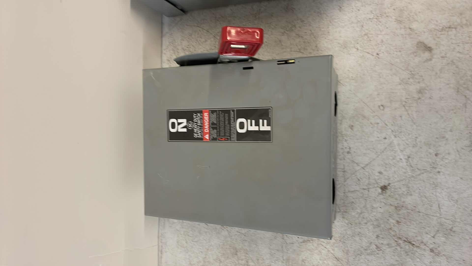 Photo 1 of GE HEAVY DUTY SAFETY SWITCH 30A 600V MAX HP 30