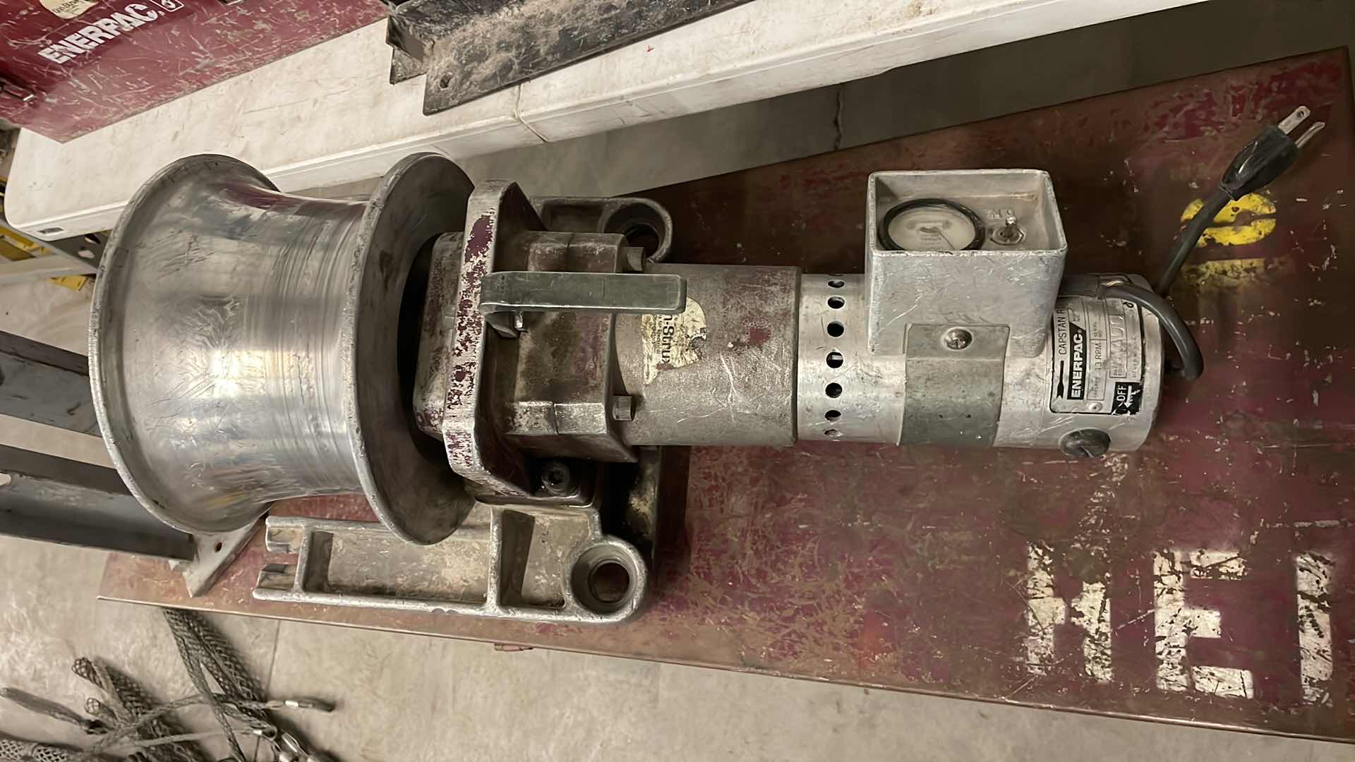 Photo 2 of ENERPAC CAPSTAN CP-501 WITH BOX AND FRAME UNKNOWN IF SET IS COMPLETE. CAPSTAN WORKS