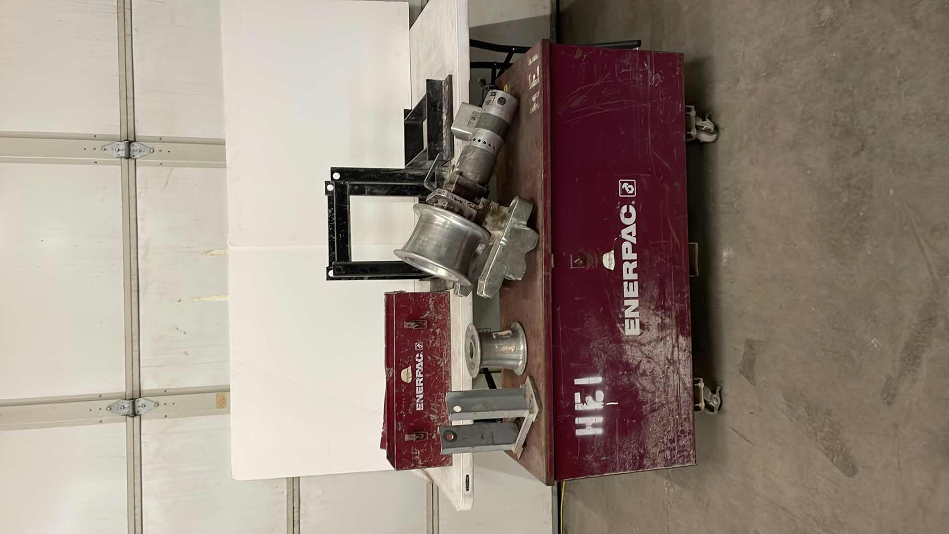 Photo 1 of ENERPAC CAPSTAN CP-501 WITH BOX AND FRAME UNKNOWN IF SET IS COMPLETE. CAPSTAN WORKS