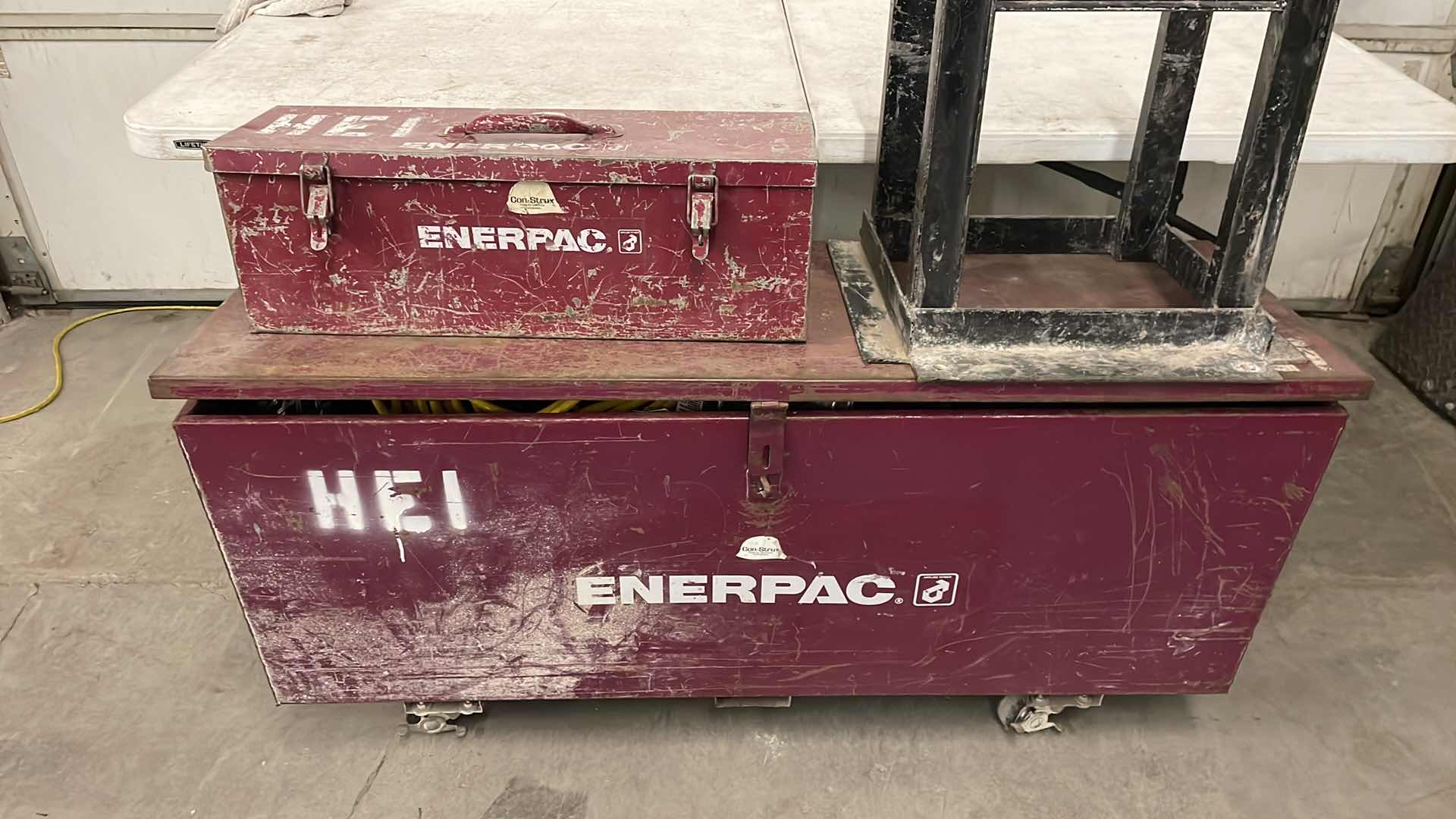 Photo 1 of ENERPAC CAPSTAN CP-501 WITH BOX AND FRAME UNKNOWN IF SET IS COMPLETE. CAPSTAN WORKS