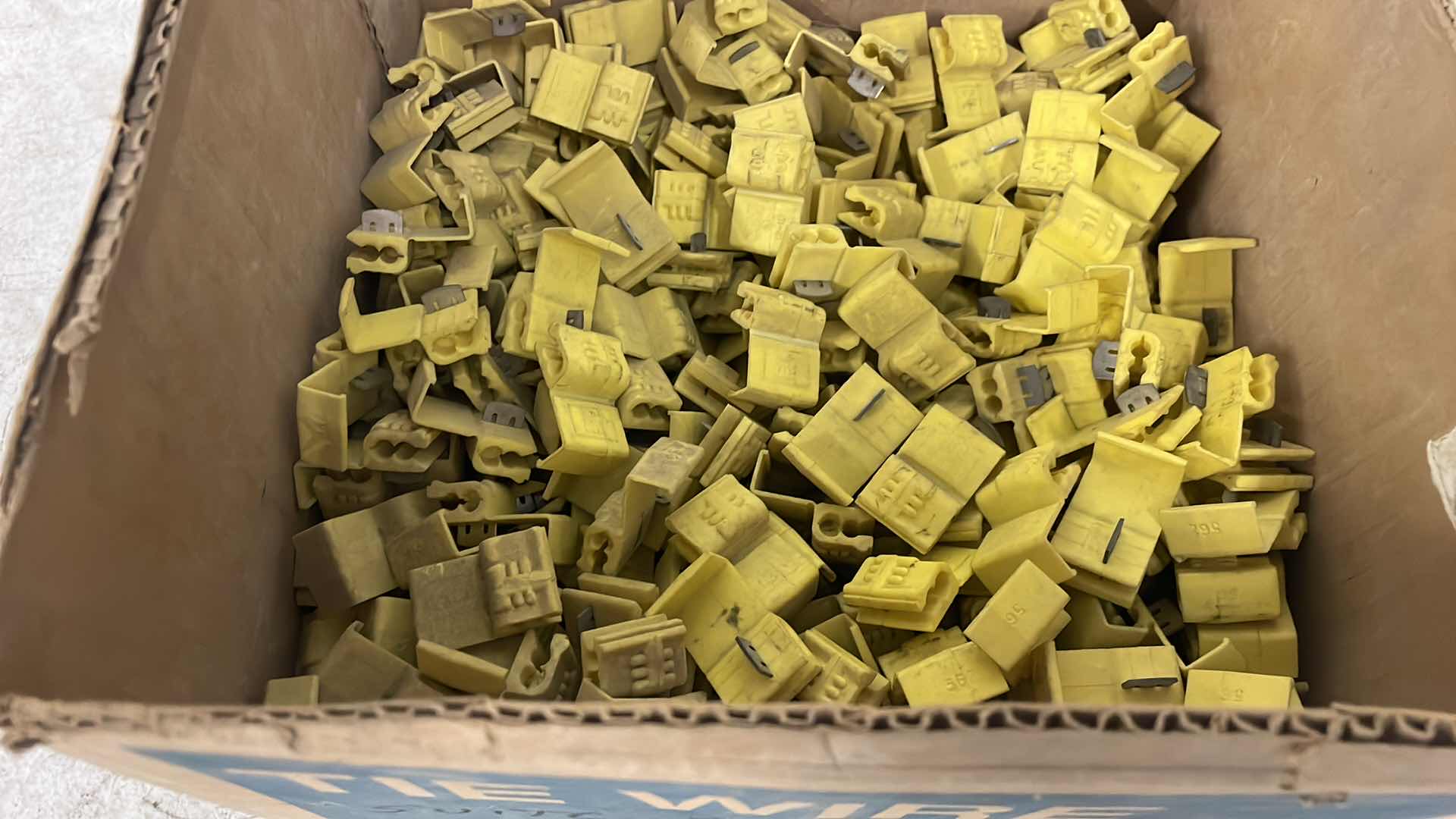 Photo 1 of 3M YELLOW QUICK SPLICE TAP WIRE TERMINAL CONNECTOR 12-10 GAUGE