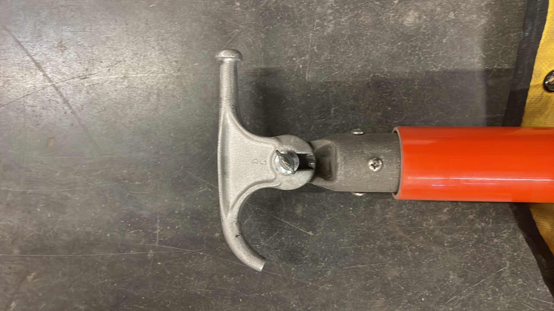 Photo 1 of CHANCE C4031021 HEAVY DUTY TELESCOPING DISCONNECT STICK WITH BAG