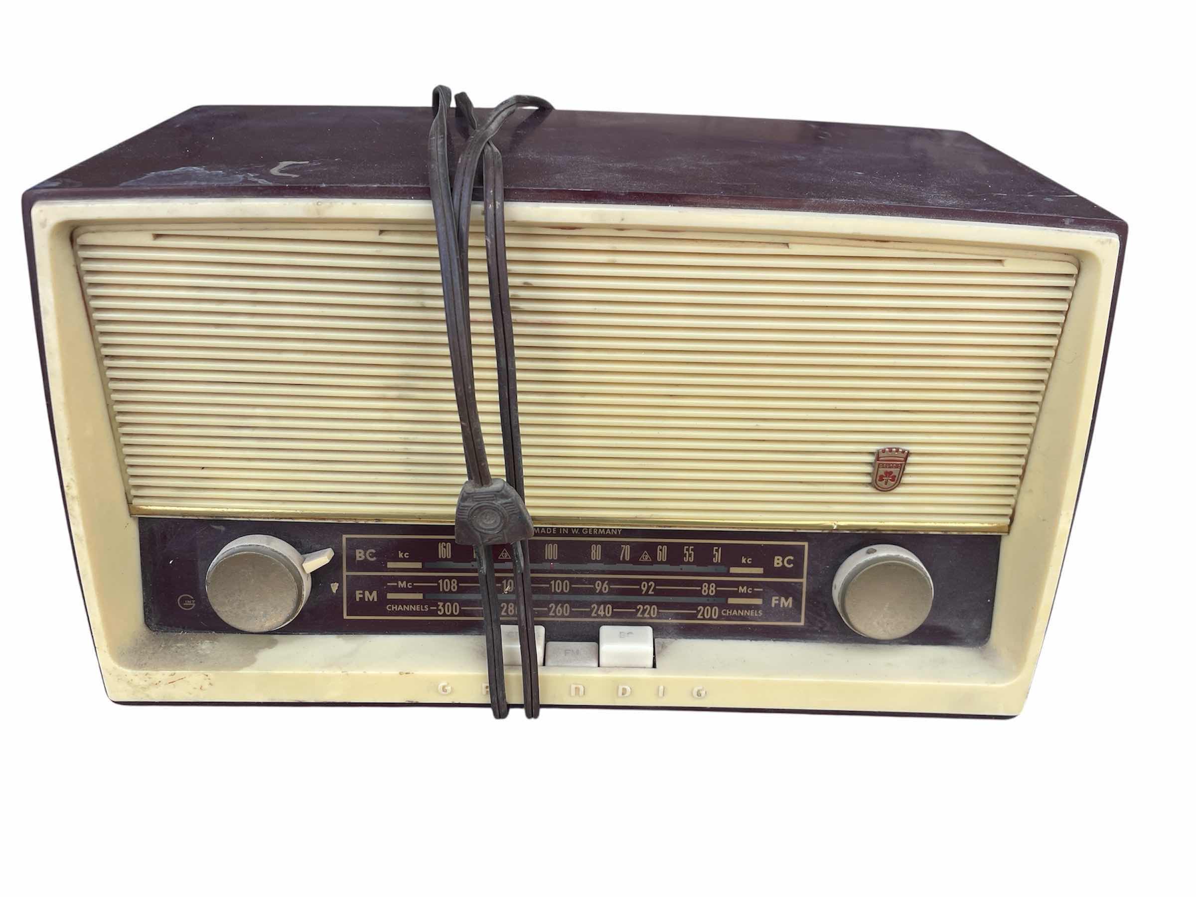 Photo 1 of GRUNDIG VINTAGE AM/FM RADIO MODEL 88 U