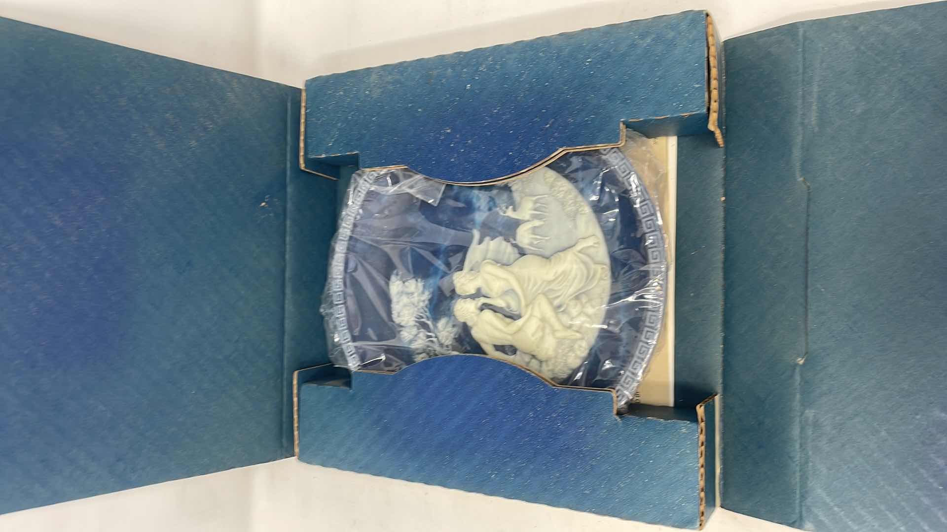 Photo 1 of "THE ISLE OF CIRCE" INCOLAY CAMEO COLLECTOR PLATE FROM "THE VOYAGE OF ULYSSES" COLLECTION RARE