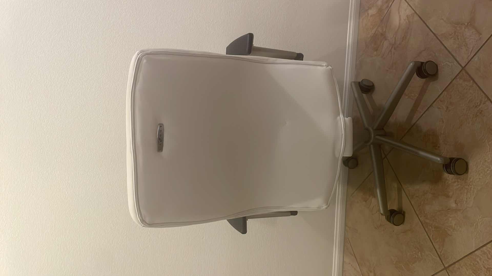 Photo 1 of LA-Z-BOY - BAYLOR MODERN BONDED LEATHER EXECUTIVE CHAIR - WHITE - BONDED LEATHER