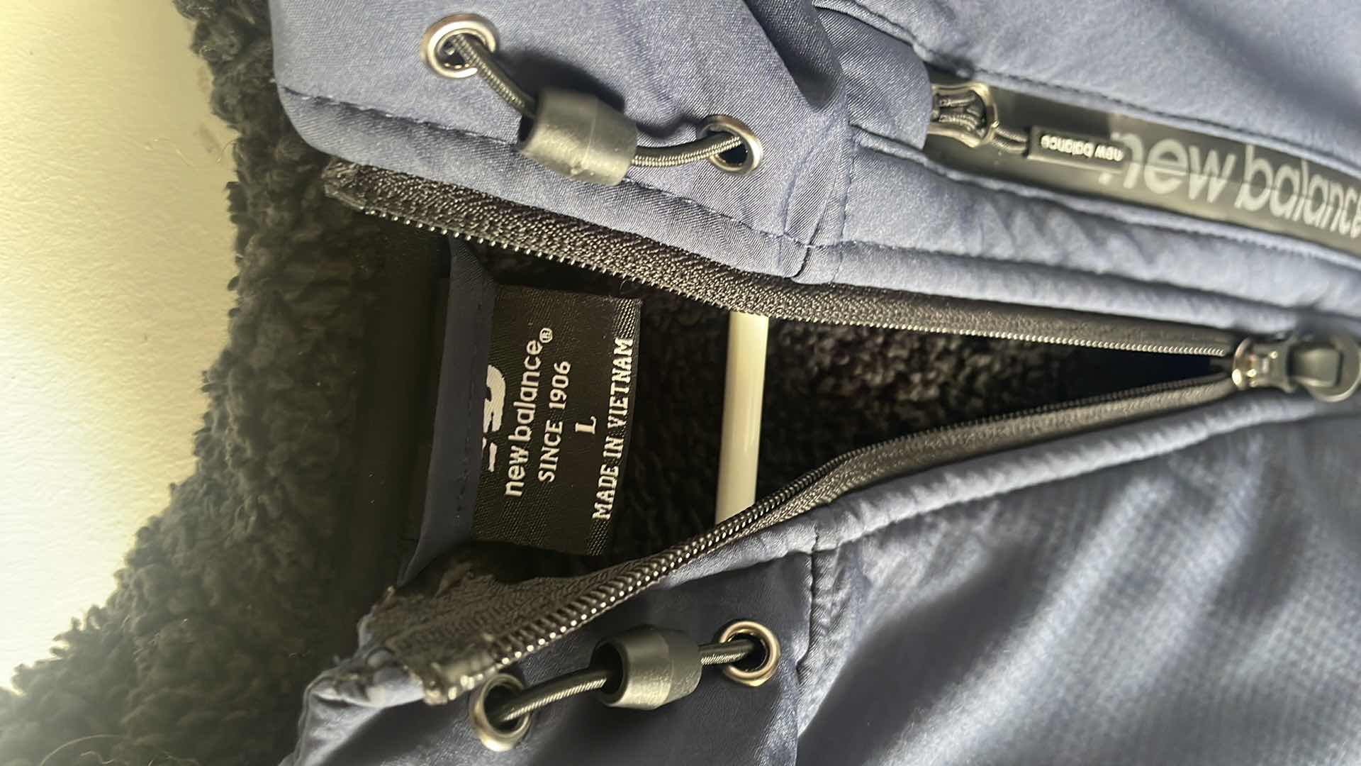 Photo 1 of NEW BALANCE MENS HOODED JACKET SIZE LARGE NAVY BLUE