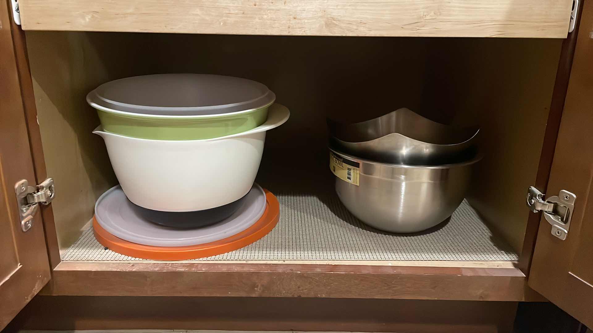 Photo 1 of CONTENTS OF SHELVES BOWLS