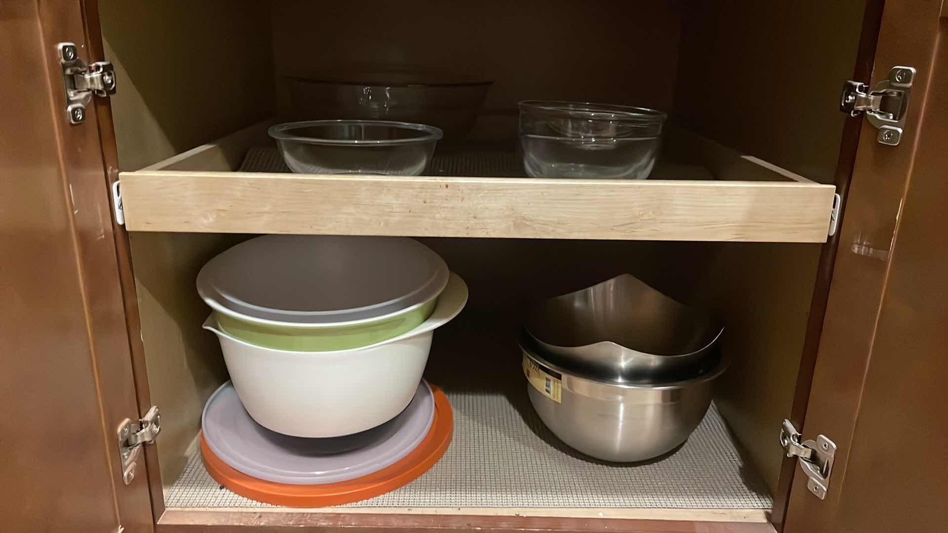 Photo 1 of CONTENTS OF SHELVES BOWLS