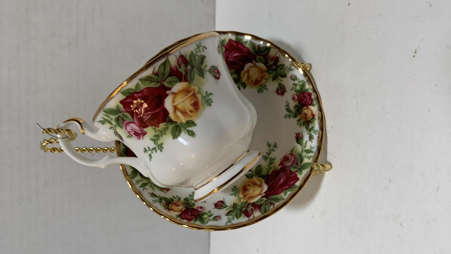 Photo 1 of VINTAGE “OLD COUNTRY ROSES” ROYAL ALBERT BONE CHINA TEA CUP AND SAUCER