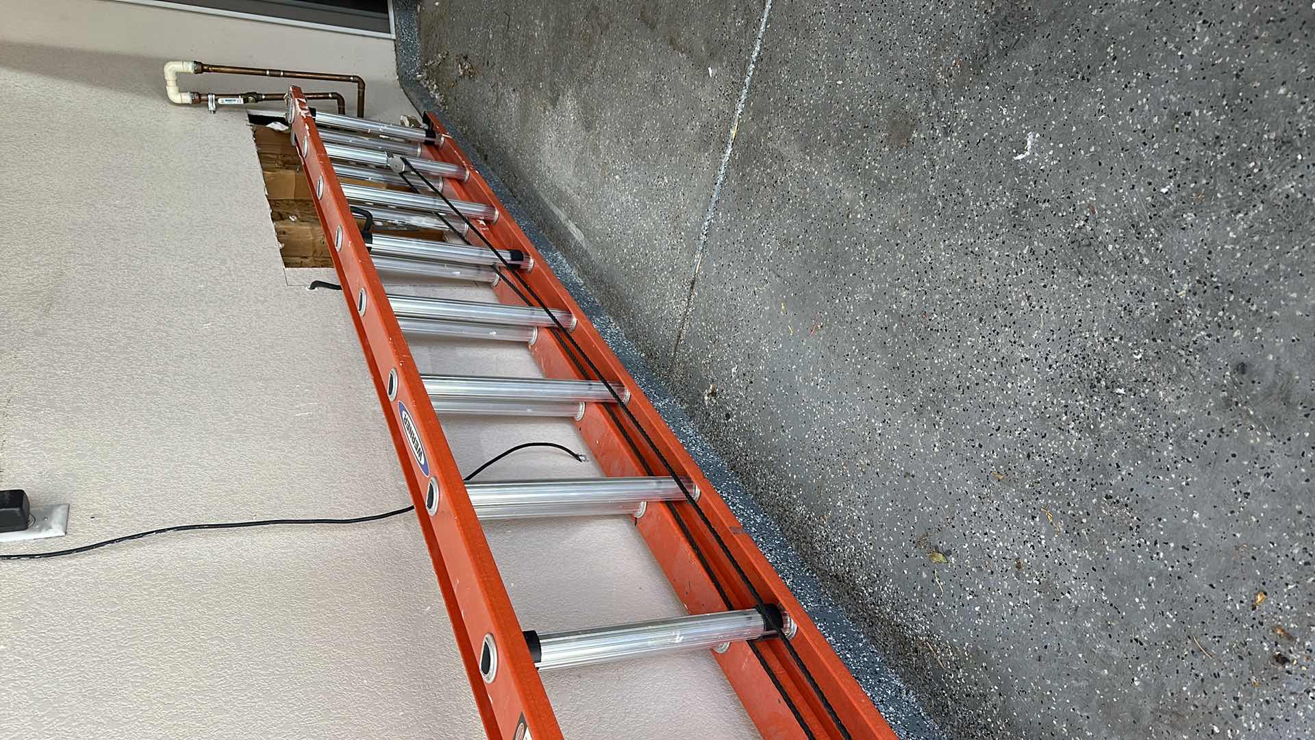 Photo 3 of 28’ WERNER EXTENDABLE LADDER