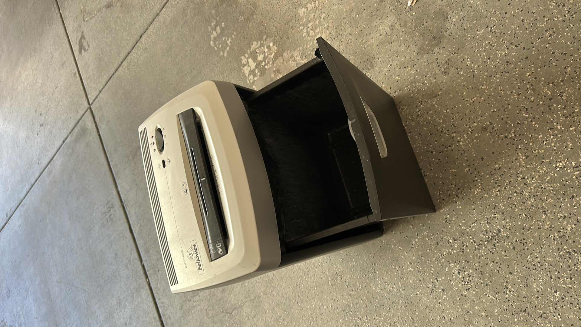 Photo 4 of FELLOWES PAPER SHREDDER