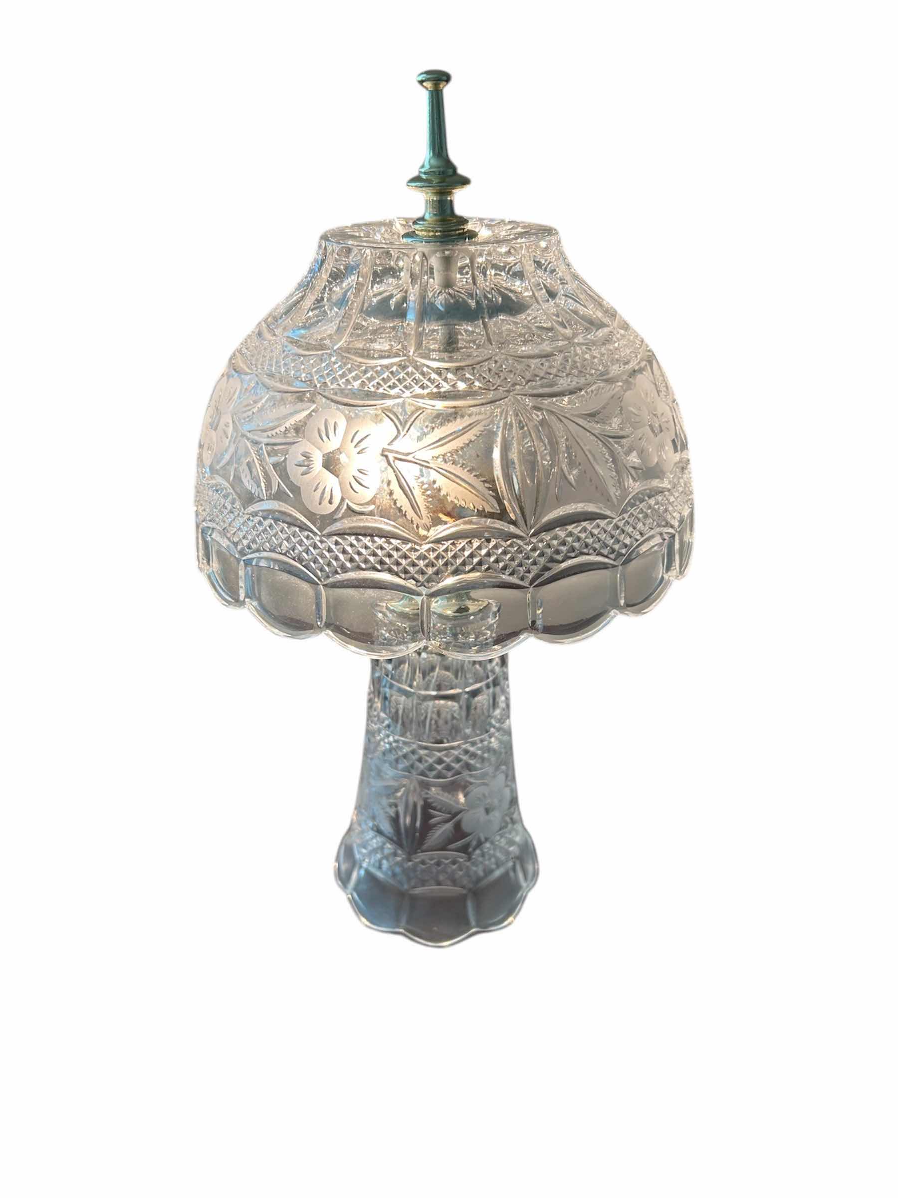 Photo 1 of VINTAGE CUT CRYSTAL GLASS PARLOR TABLE LAMP H 16”