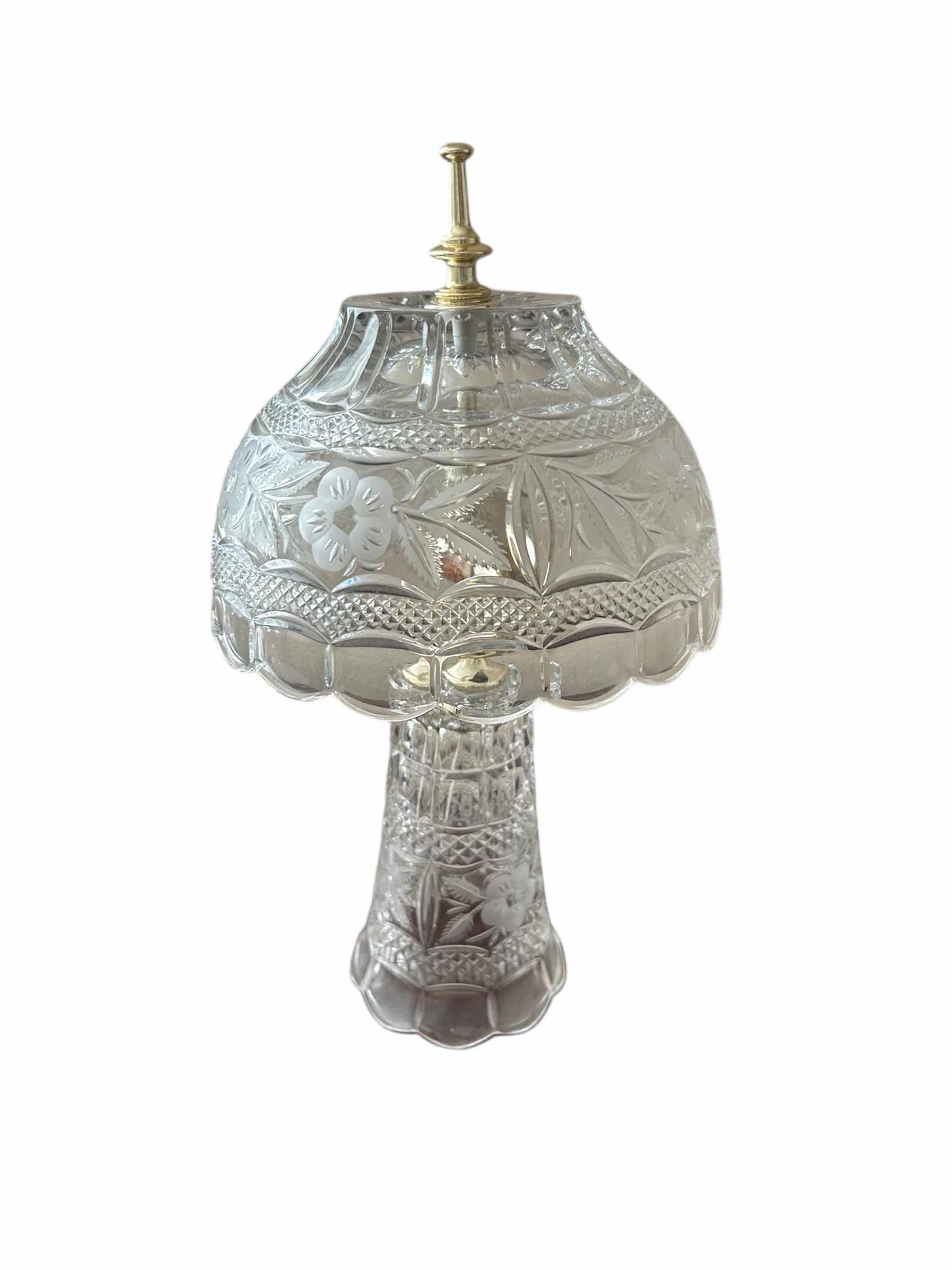 Photo 1 of VINTAGE CUT CRYSTAL GLASS PARLOR TABLE LAMP H 16”