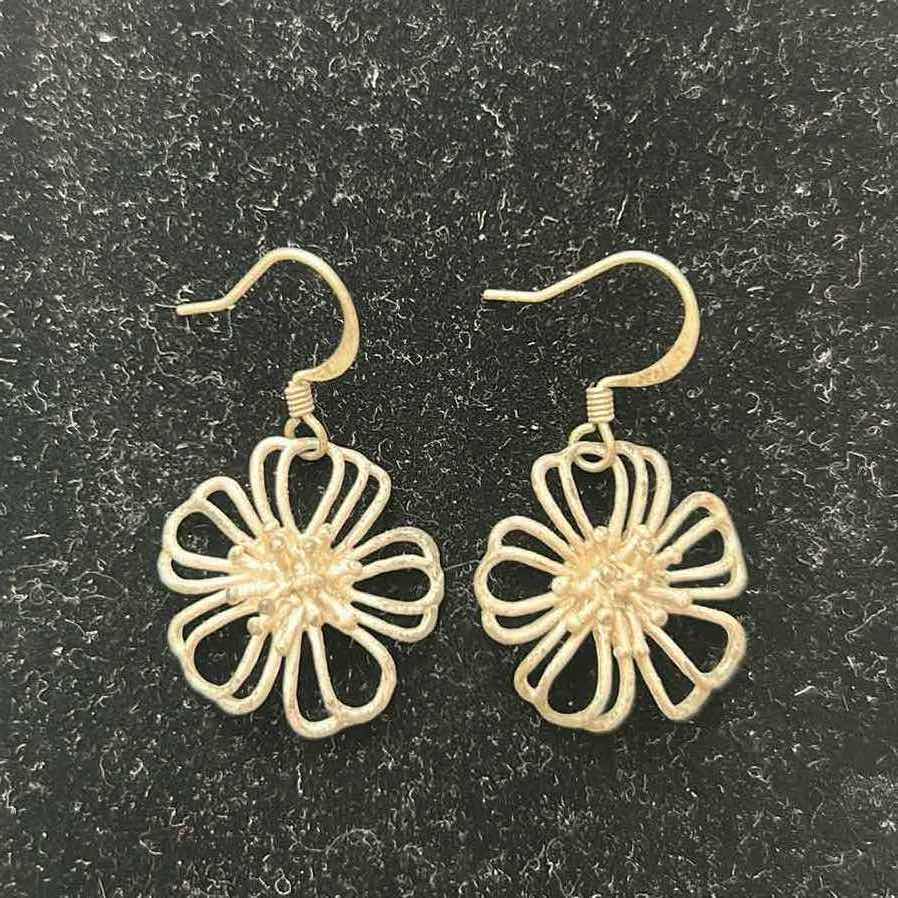 Photo 1 of 2- SILVER WIRE LEAF AND DAISY EARRINGS