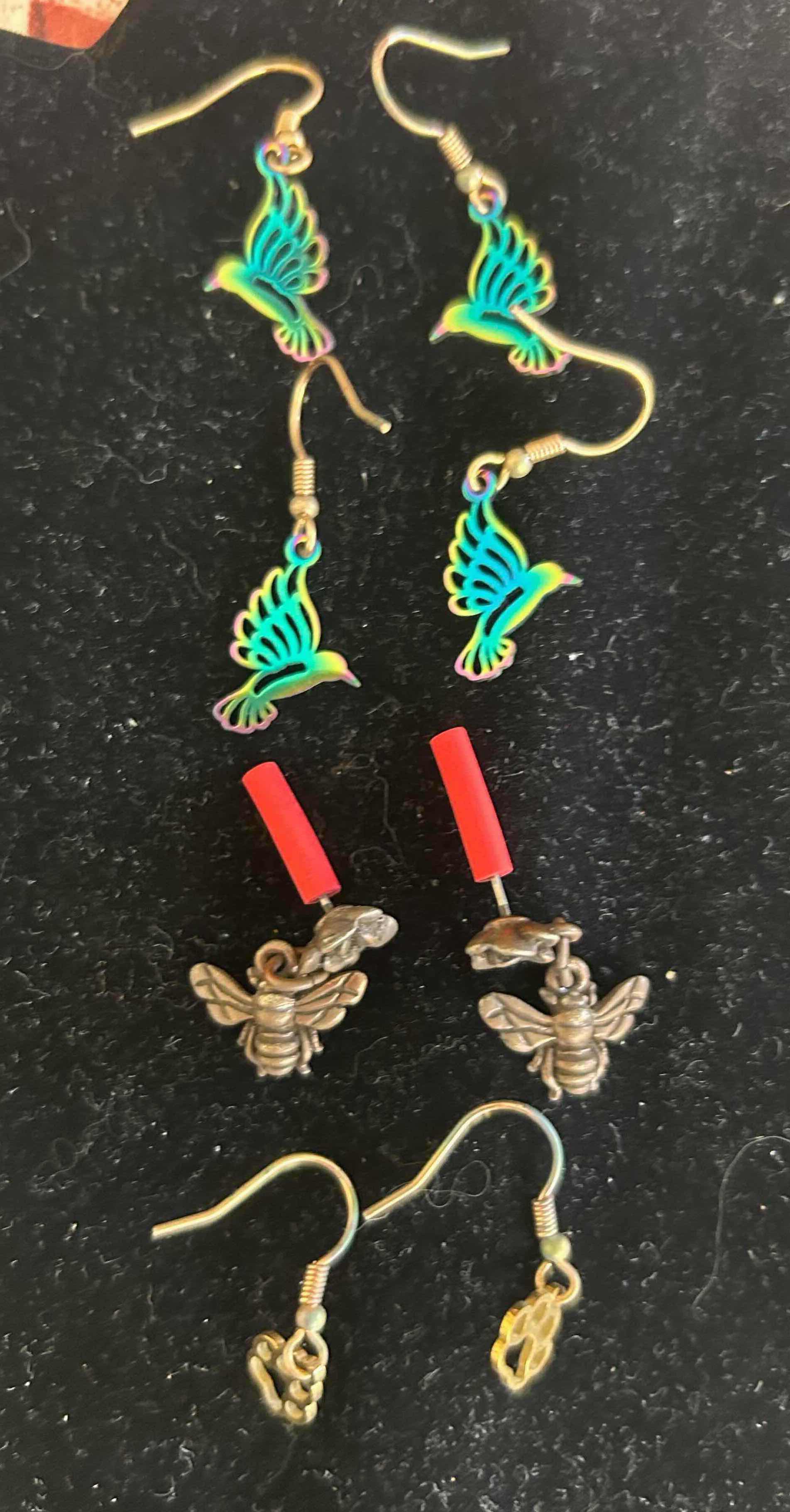 Photo 1 of 4- HANDMADE HUMMINGBIRD PAW PRINT BEE