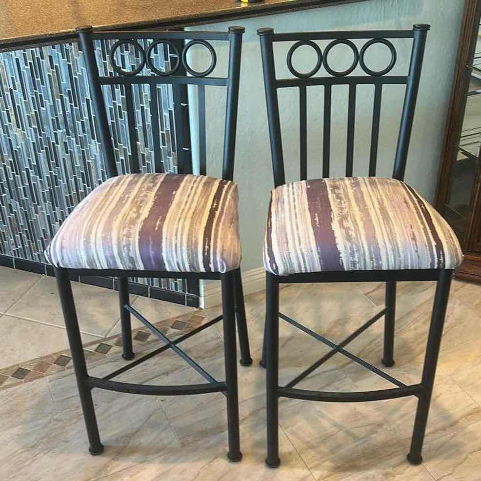 Photo 1 of 2 BLACK METAL BARSTOOL SEAT HEIGHT 29” TOTAL H44.5”