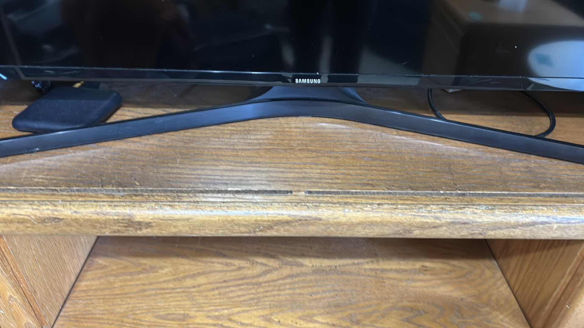 Photo 1 of SAMSUNG 40" TV ON STAND ONLY NO REMOTE