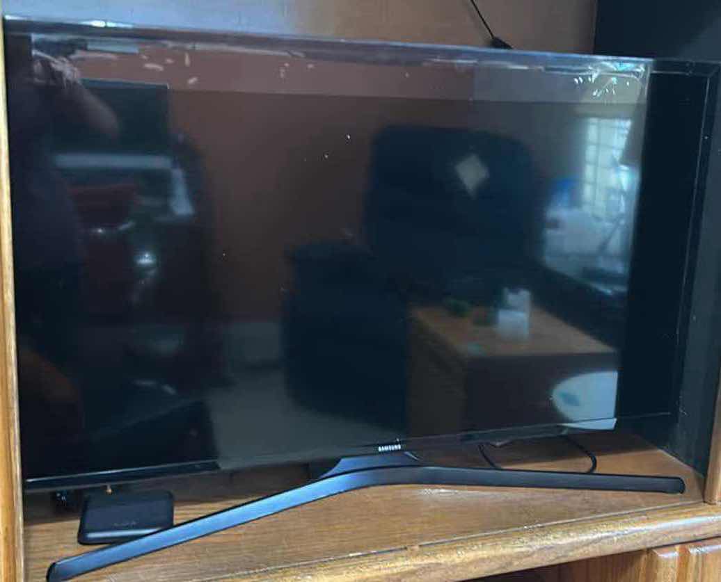 Photo 1 of SAMSUNG 40" TV ON STAND ONLY NO REMOTE