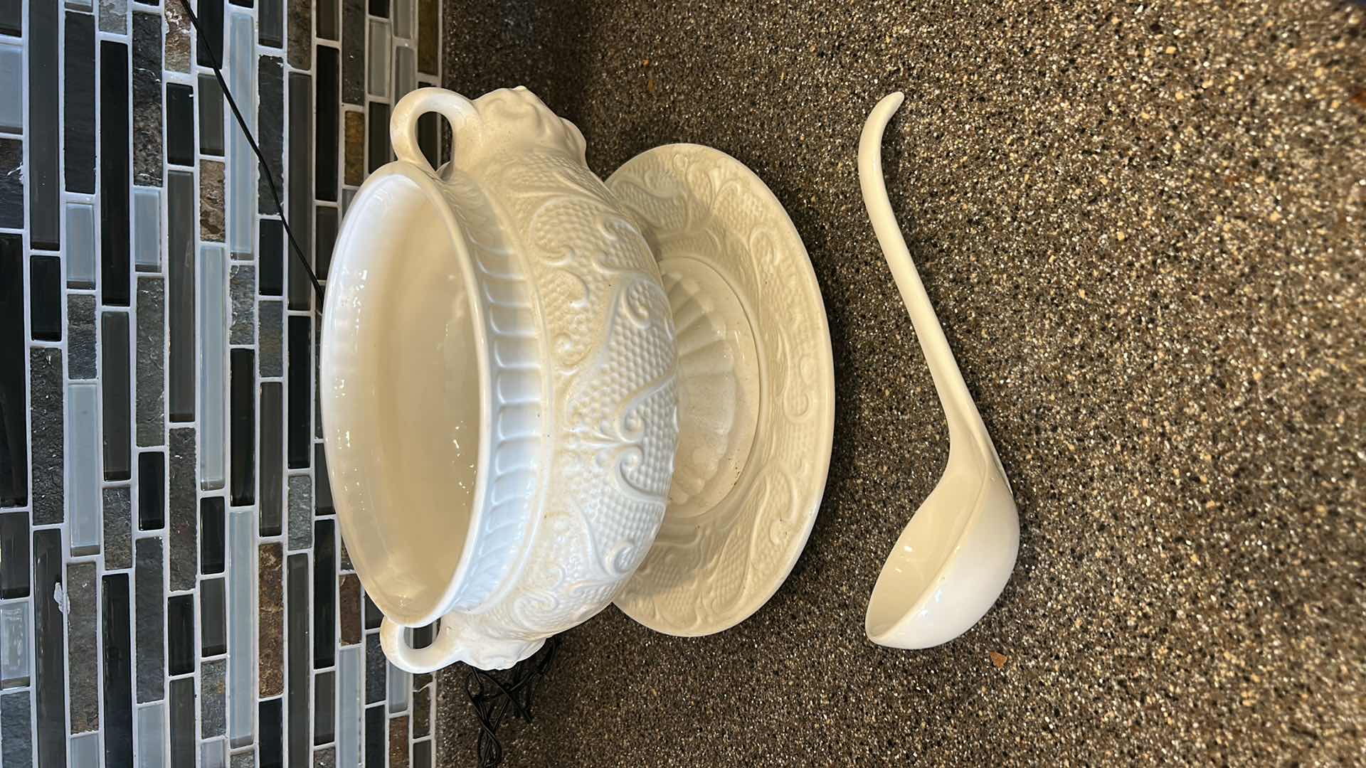 Photo 1 of SOUP TURINE WITH NO LID