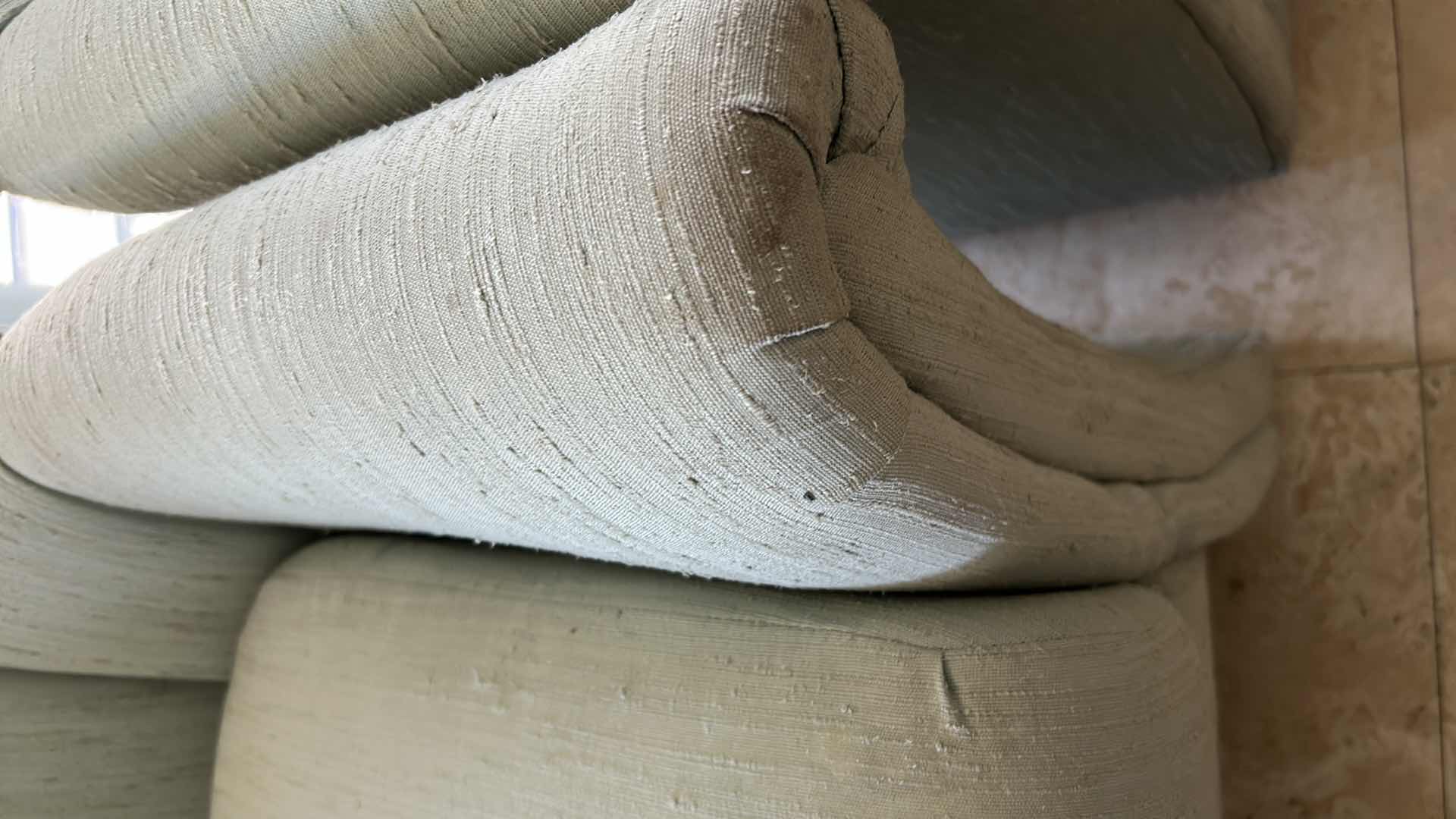 Photo 1 of 2 - GREEN BROYHILL CLAM SHELL STYLE BACK CHAIRS NEEDS CLEANING