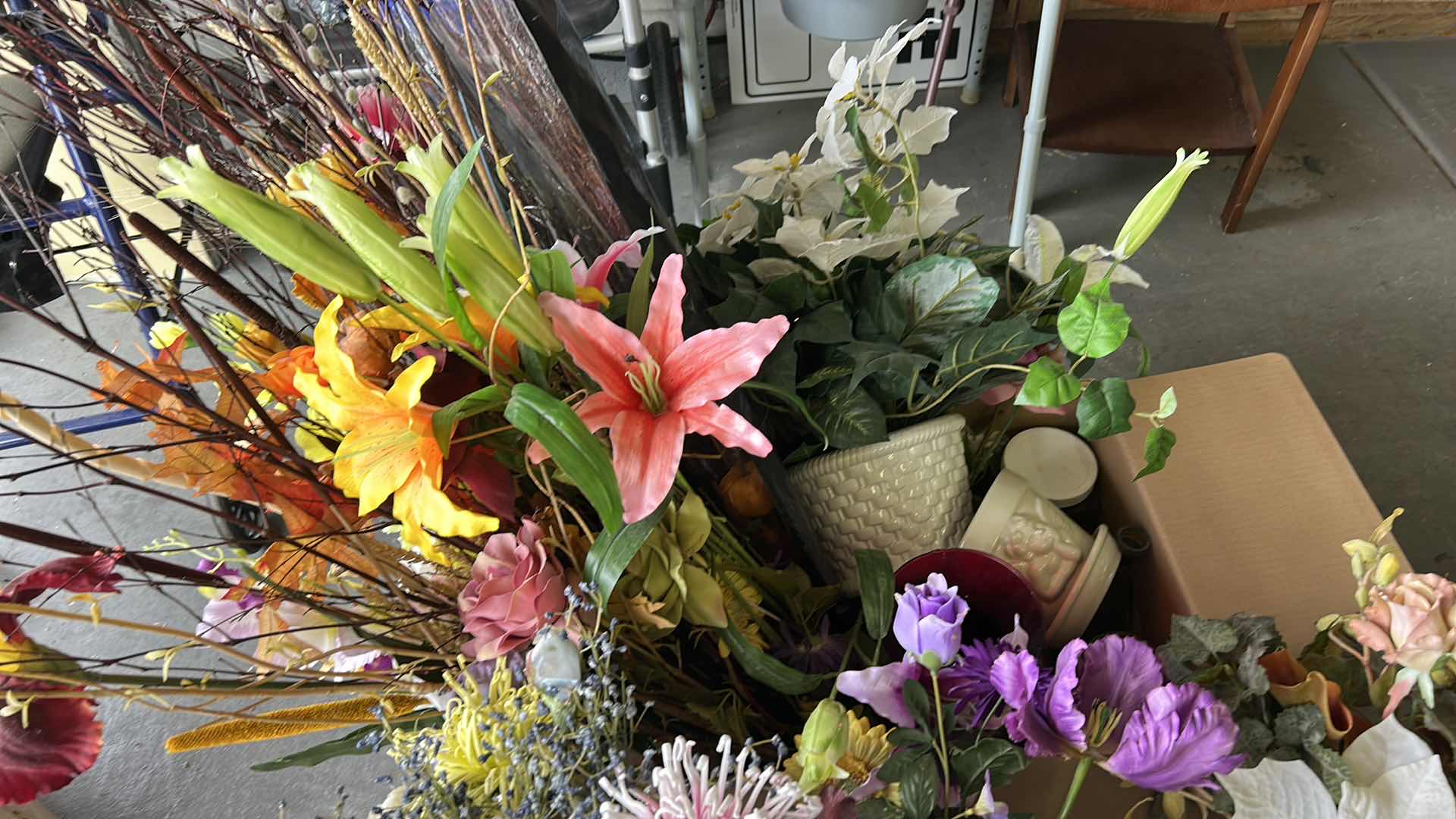 Photo 1 of STEM FLOWERS AND POT/VASES ASSORTMENT