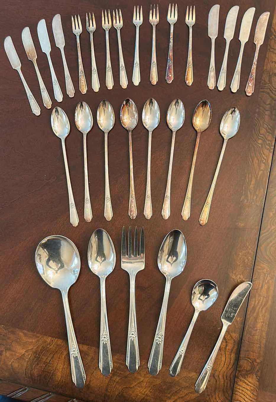 Photo 1 of 30 PCS WM ROGERS SILVER PLATED HERITAGE FLATWARE