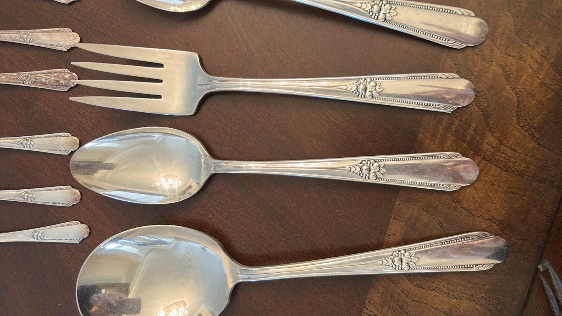 Photo 1 of 30 PCS WM ROGERS SILVER PLATED HERITAGE FLATWARE