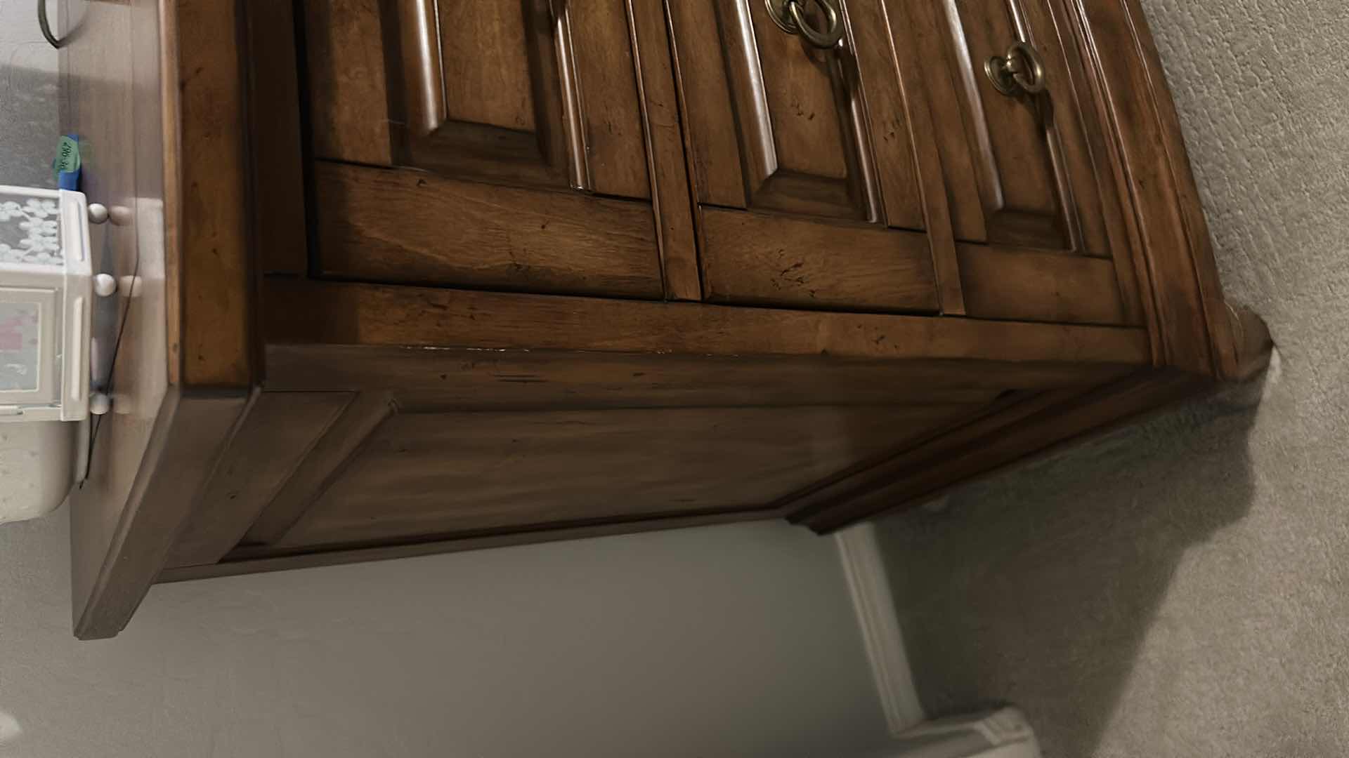 Photo 1 of CHERRY TRADITIONAL BRITISH IMPERIAL STYLE 3 DRAWER NIGHT STAND W SPINDLE LEGS & VINTAGE BRONZE METAL KNOBS 36" X 20" H 32"