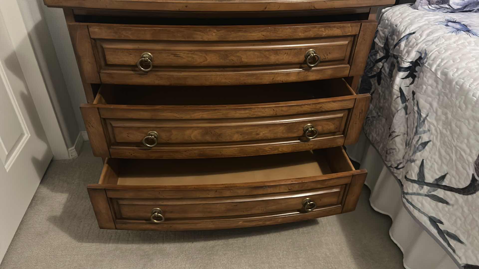 Photo 1 of CHERRY TRADITIONAL BRITISH IMPERIAL STYLE 3 DRAWER NIGHT STAND W SPINDLE LEGS & VINTAGE BRONZE METAL KNOBS 36" X 20" H 32"