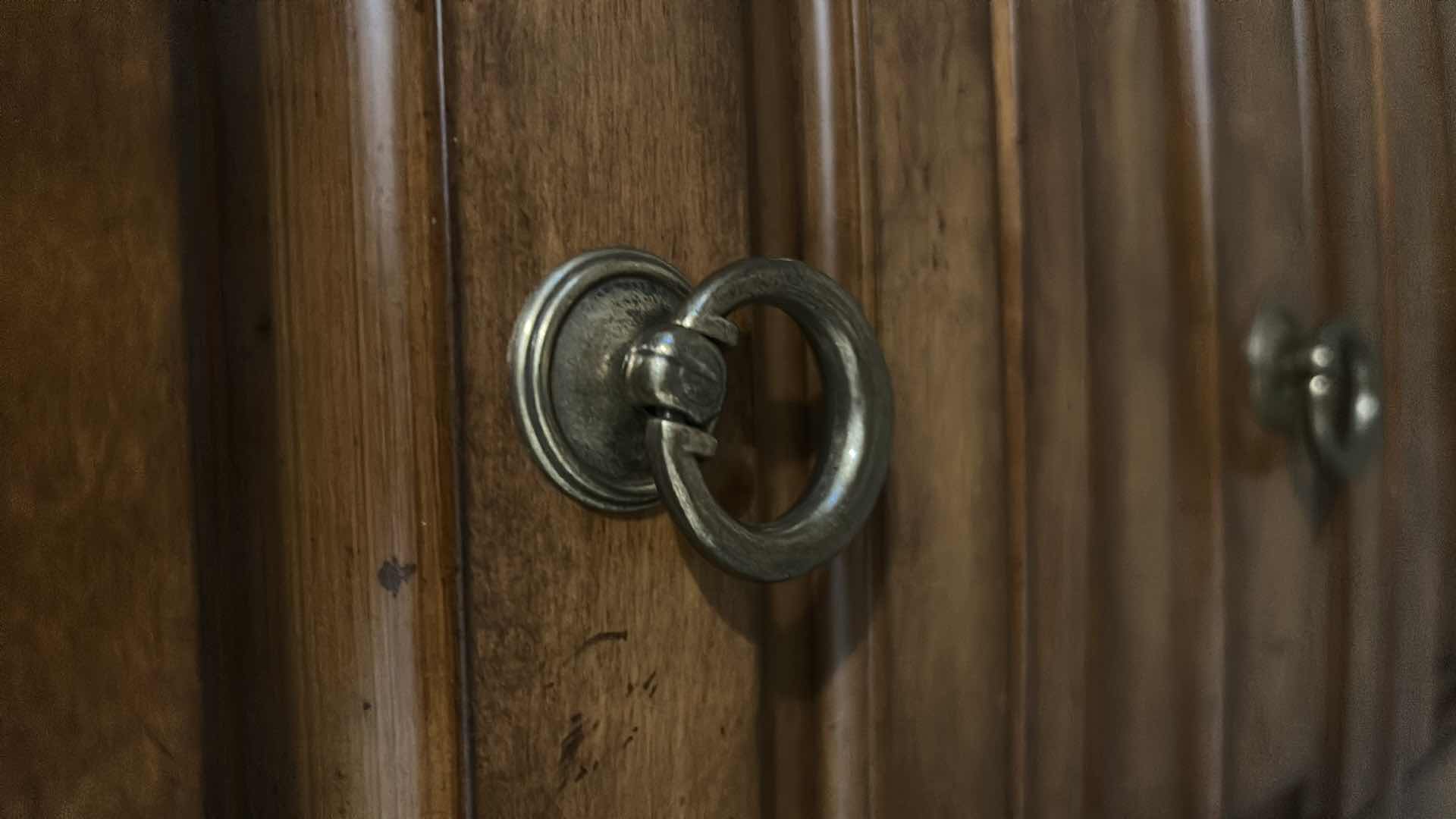Photo 1 of CHERRY TRADITIONAL BRITISH IMPERIAL STYLE 3 DRAWER NIGHT STAND W SPINDLE LEGS & VINTAGE BRONZE METAL KNOBS 36" X 20" H 32"