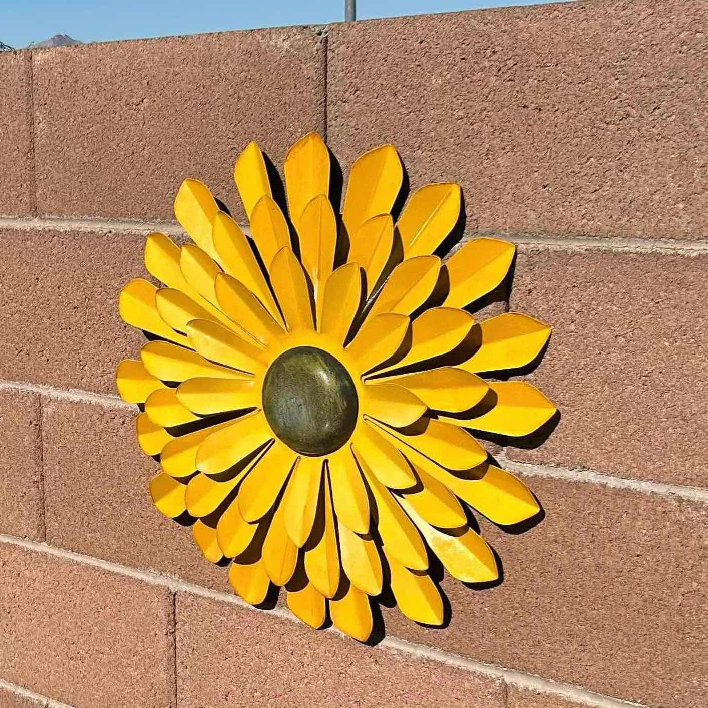 Photo 1 of 4 - METAL OUTDOOR DECOR