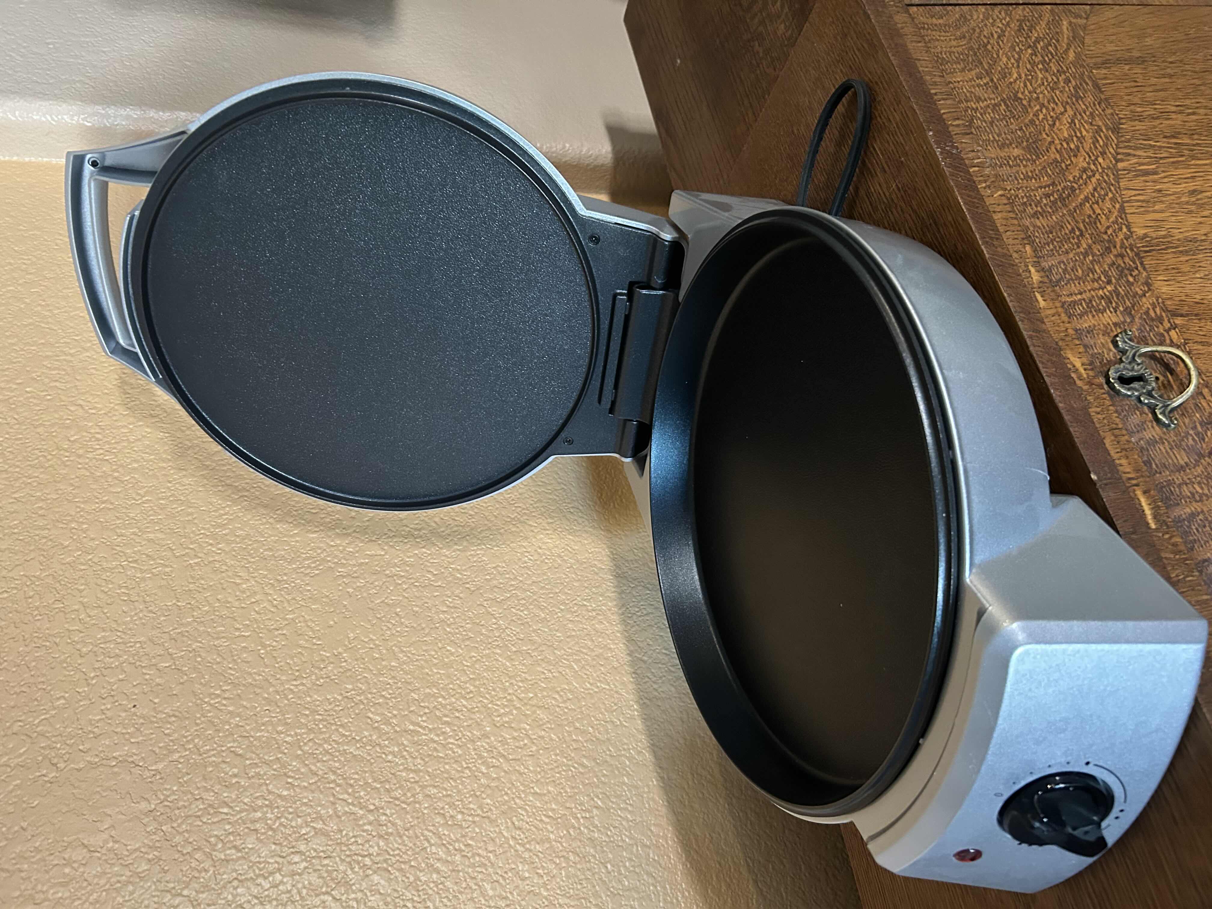 Photo 1 of COLSTON 12 " ELECTRIC PIZZA MAKER