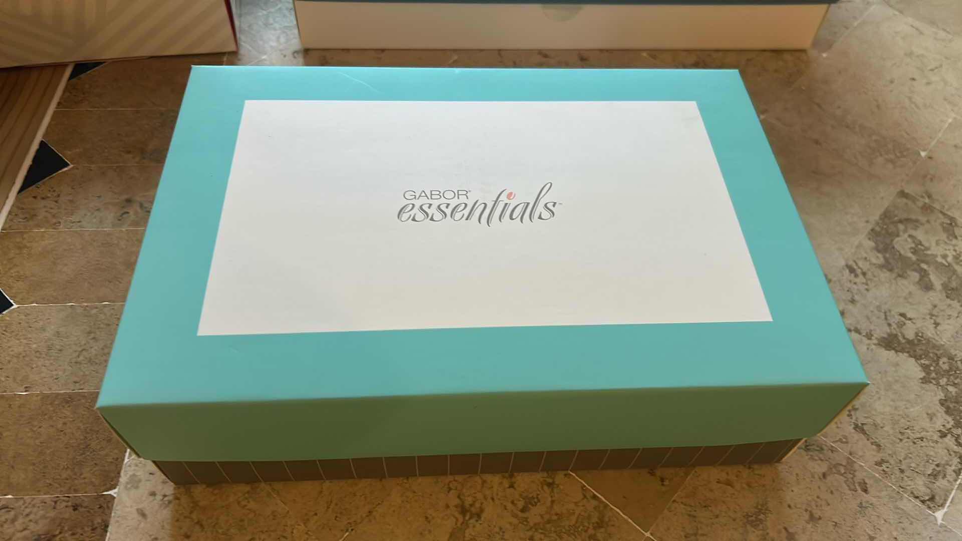 Photo 1 of GABOR ESSENTIALS LIGHT BLONDE TOPPER RETAIL $90