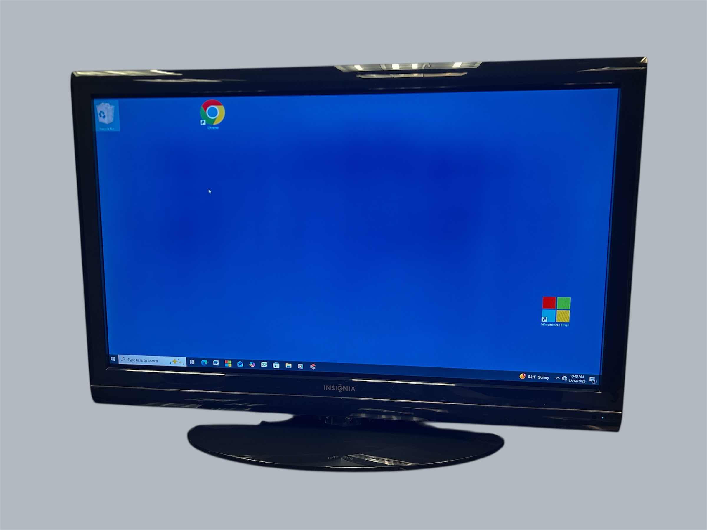 Photo 1 of INSIGNIA SMART TV  42" W STAND AND REMOTE