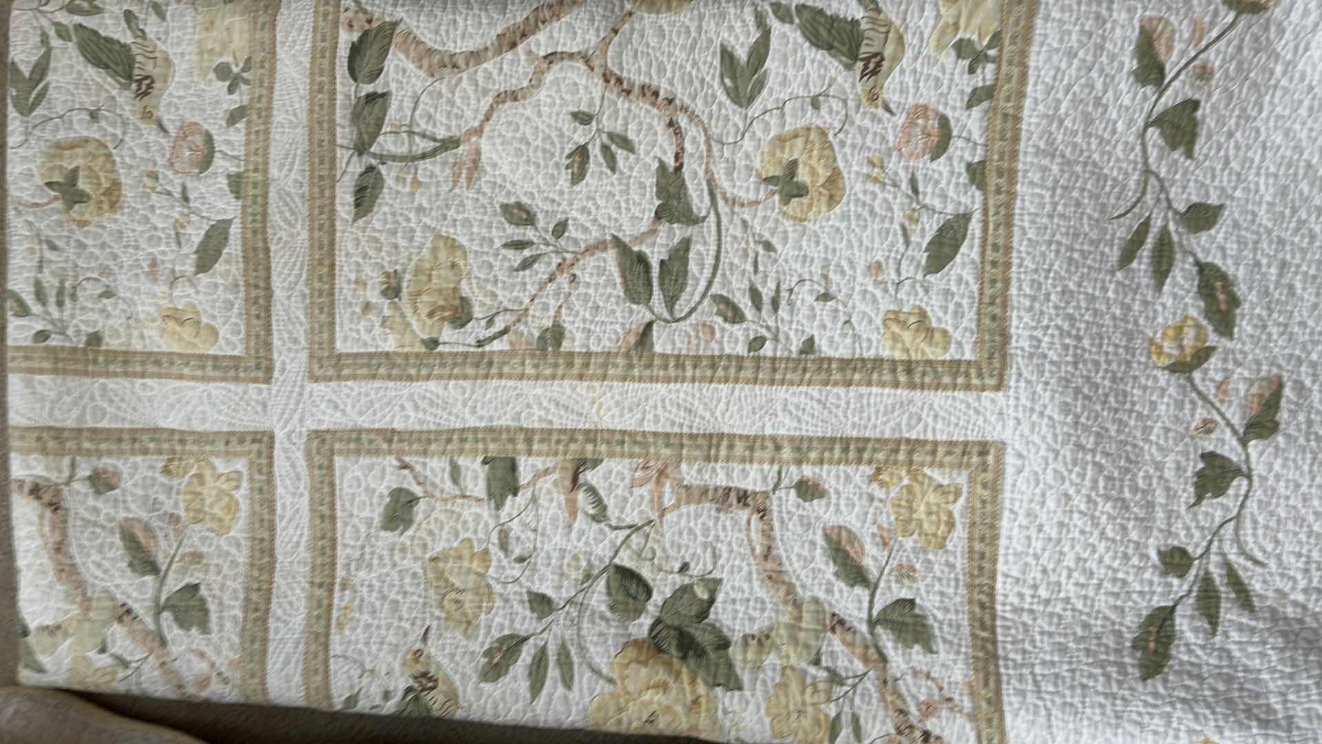 Photo 1 of PATTERNED QUEEN BED QUILT SET