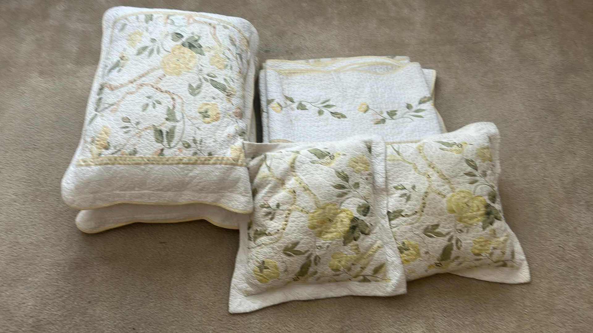 Photo 1 of PATTERNED QUEEN BED QUILT SET