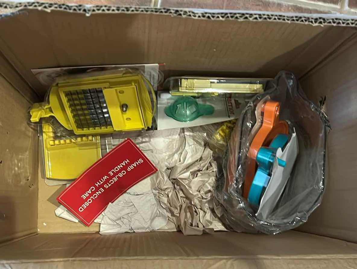 Photo 1 of CONTENTS OF BOX MASTICATING JUICER