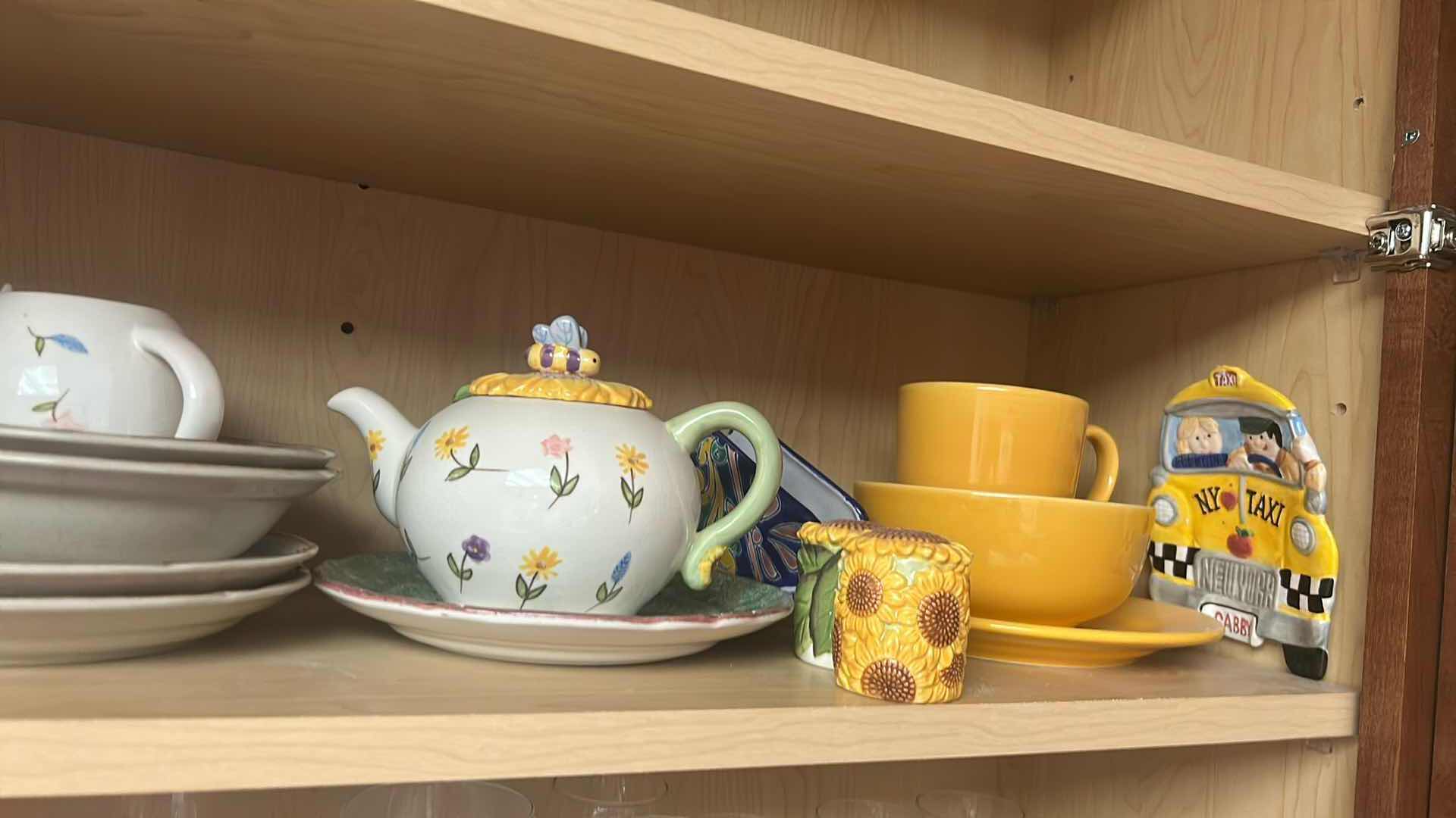 Photo 1 of CONTENTS OF SHELF