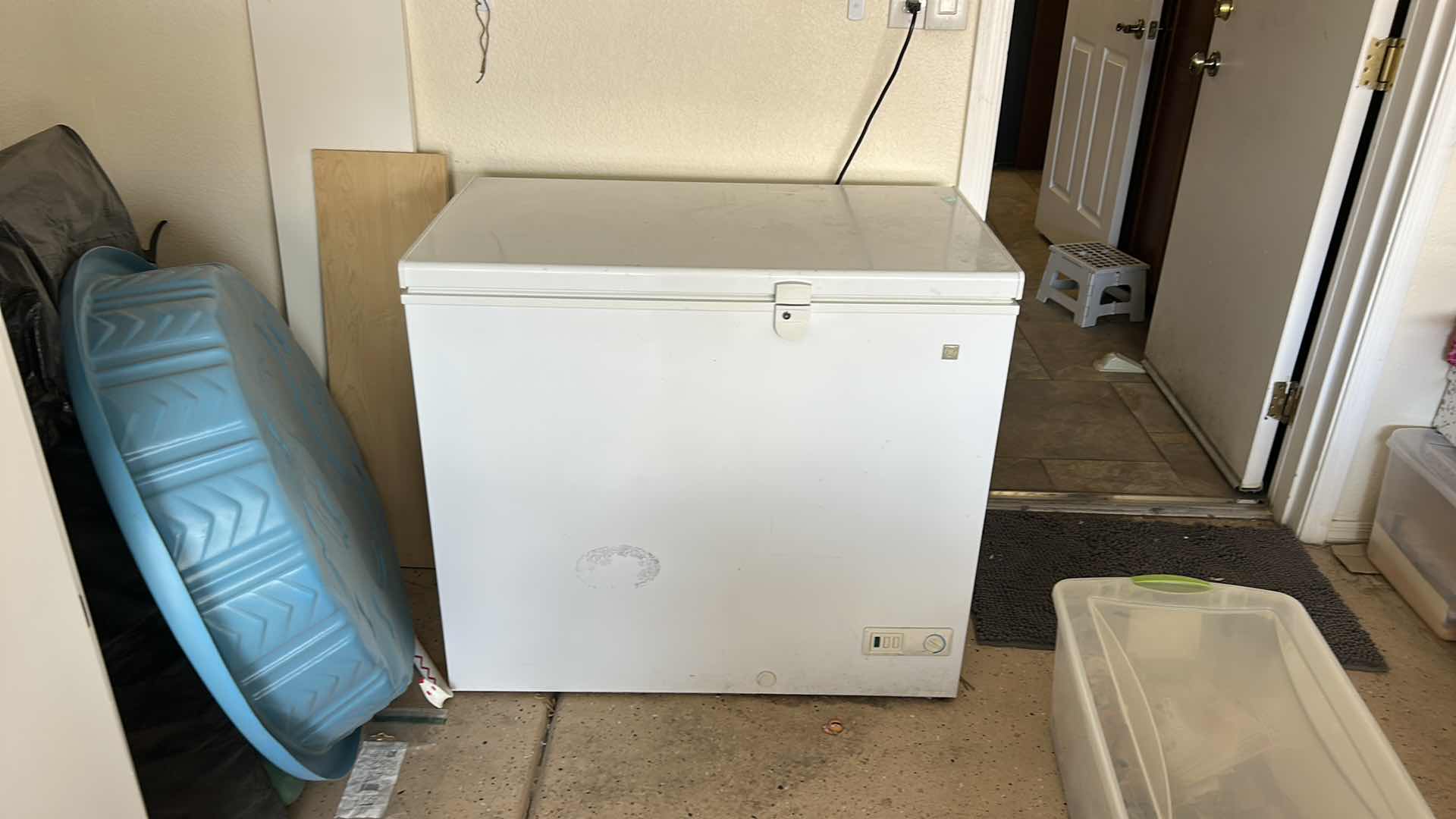 Photo 1 of GE 10.7 CU MANUAL DEFROST CHEST  FREEZER