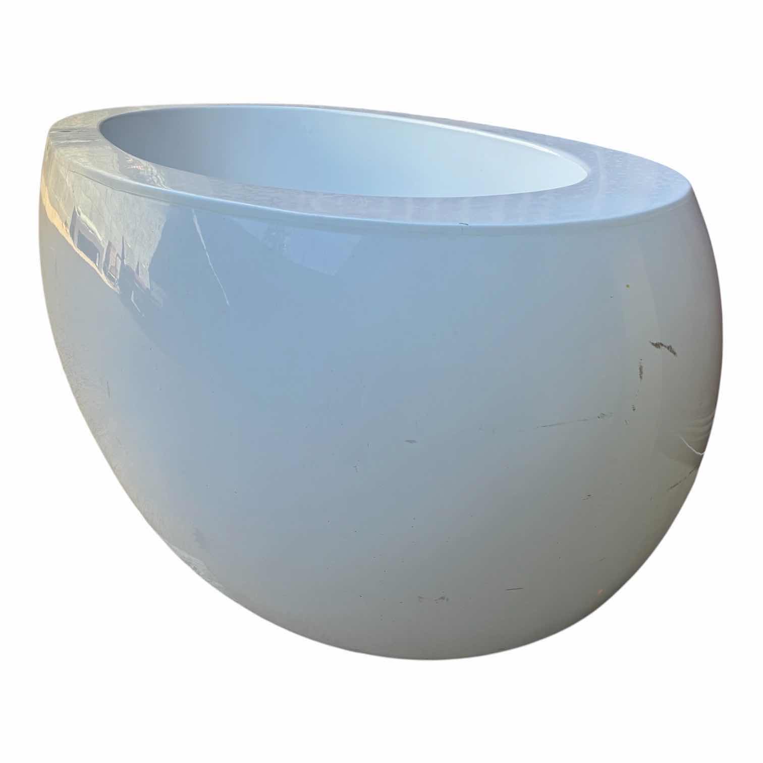 Photo 1 of MODERN FREE STANDING WHITE FIBERGLASS CENTER DRAIN HOT TUB 24“ X 35“ H22”
